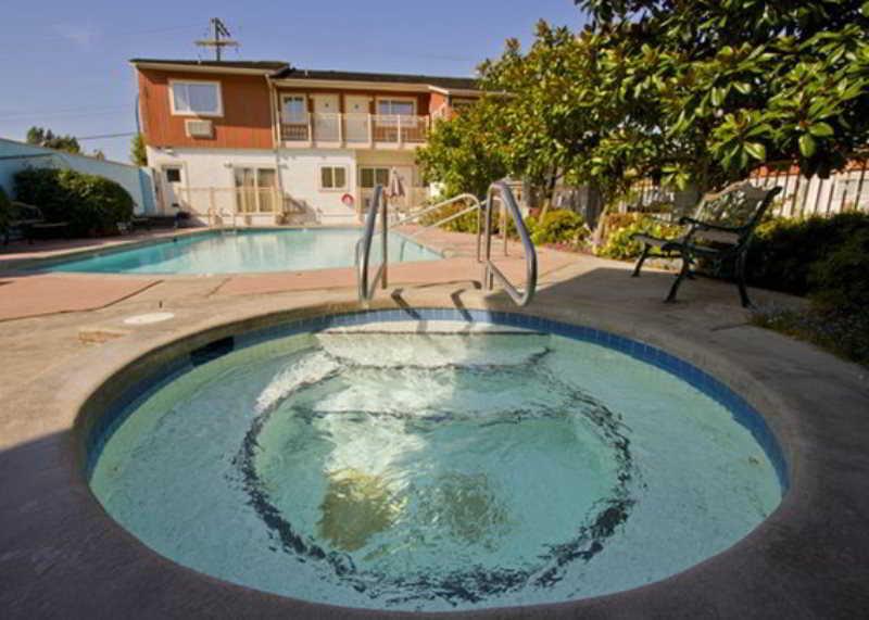 Econo Lodge Inn & Suites North Vancouver Ngoại thất bức ảnh