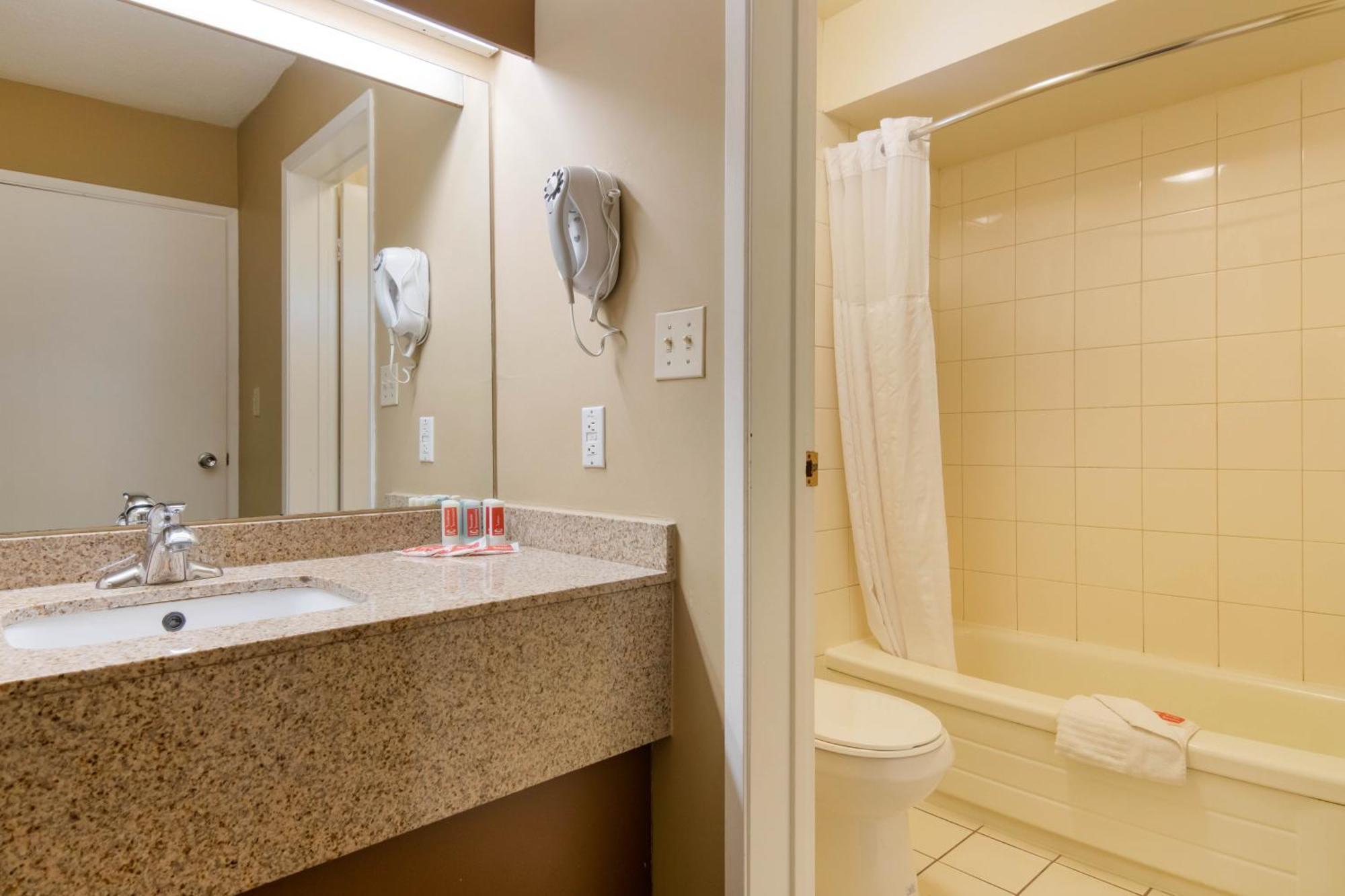 Econo Lodge Inn & Suites North Vancouver Ngoại thất bức ảnh